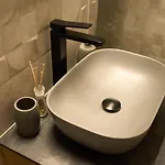 Central Apartament * קריובה